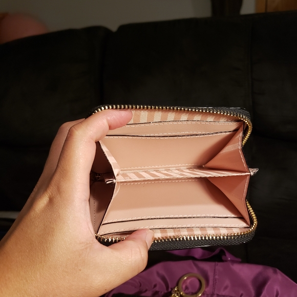 3 items - Picture 5 of 10